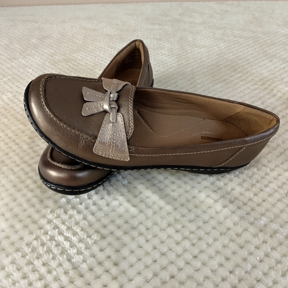 Clark's Collection Women's 8N Slip on loafers EUC Gold/Pewter with tassel accent